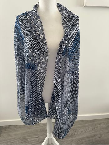 Châle étole bariolée à fleurs bleu et blanc 65x170cm