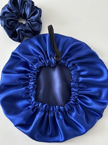Bonnet de nuit en satin double face avec chouchou.