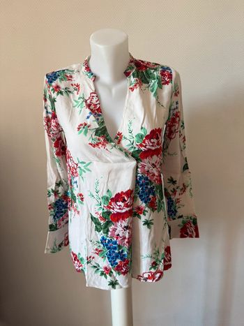 Blouse blanche à fleur en très bon état taille S Zara