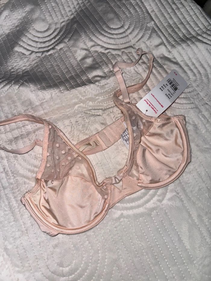 Jolie soutien gorge rose brillant irisé 85b