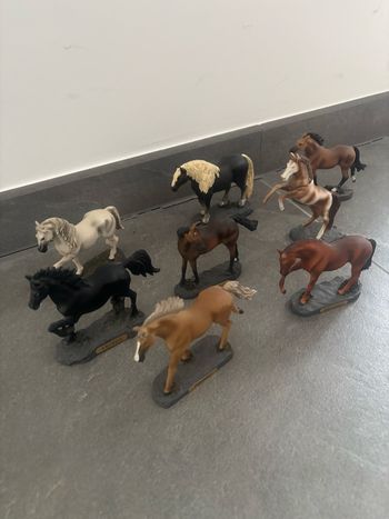 8 chevaux de collection en résine