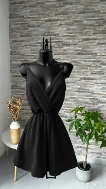 Combinaison short noir à bretelles réglables