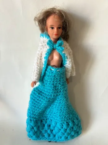 Poupée Bella Tressy avec boucles d’oreille