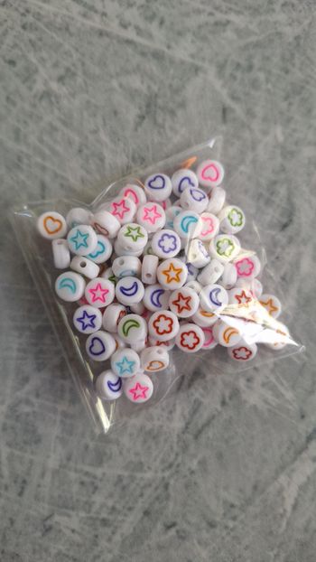 Perles blanches symboles multicolores