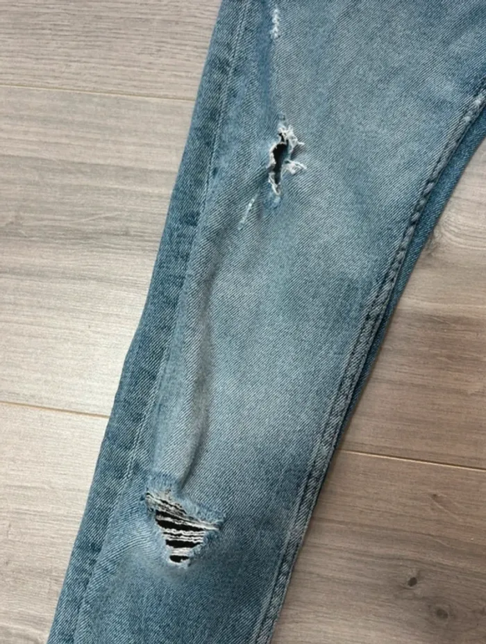 Jean troué Zara taille 34 - photo numéro 4