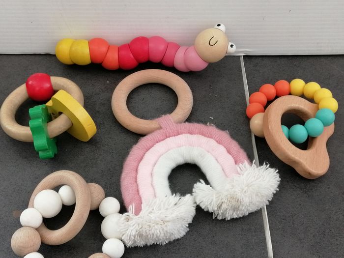 lot de différents anneaux  en bois  dentition eveil ....