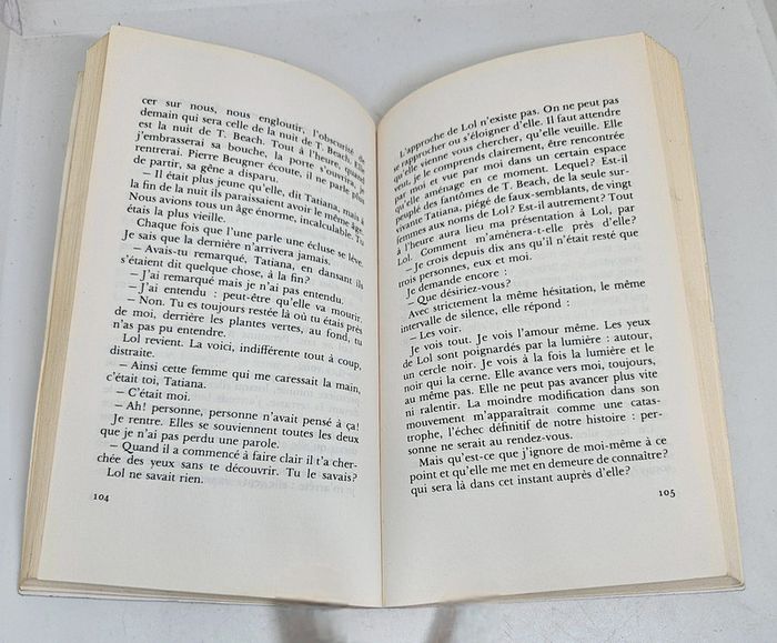 "Le ravissement de Lol V. Stein", de Marguerite Duras.
Folio.
194 pages.
ISBN : 978.2.07.036810.5 - photo numéro 4