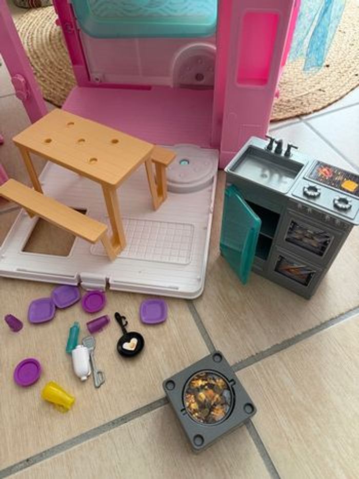 Barbie camping car avec accessoires - photo numéro 5