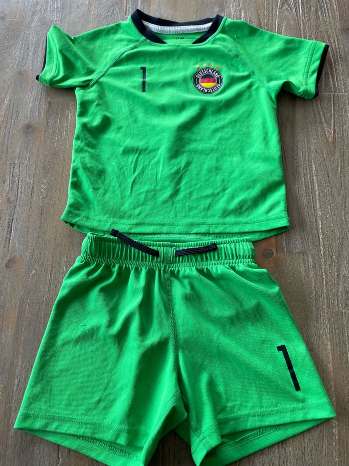 Short et maillot de foot fluo
