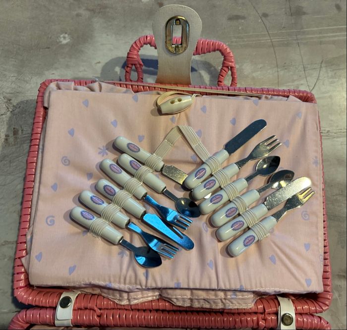 Vaisselle de pique nique dans un panier rose - photo numéro 2