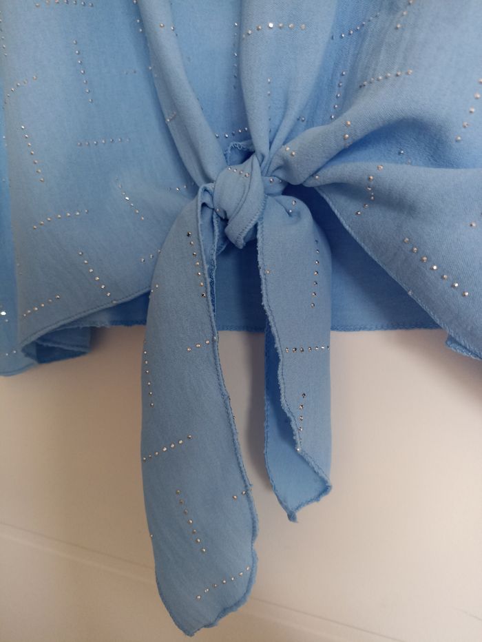 Blouse bleu ciel à strass - photo numéro 3