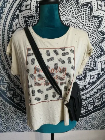 Tee-shirt jaune pâle à motifs pois et ananas avec écriture / cache cache / (M)