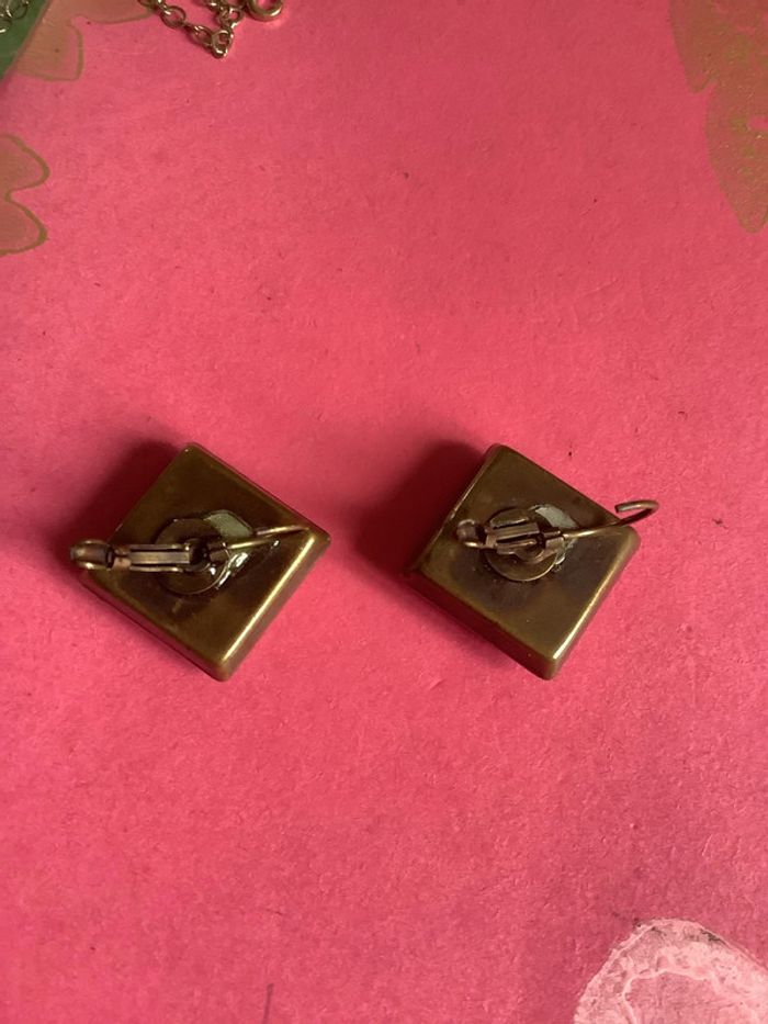 Boucles d’oreilles percées métal et résine pièce unique créatrice - photo numéro 3