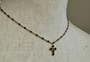 Collier chaîne réglable acier inoxydable or oetkes résine noires croix cristaux ronds