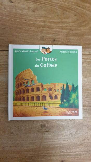 Neuf livre enfant Hachette Jeunesse sur le thème du monde Les portes du Colisée 
