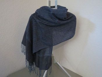 🧣 Grande étole / châle élégant – Bleu profond à reflets subtils