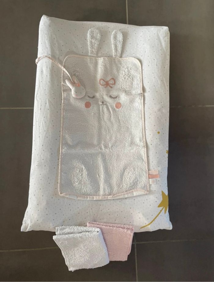 Matelas à langer avec housse lapin + 3 tapis de change