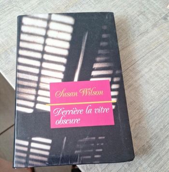 Livre derrière la vitre obscure 