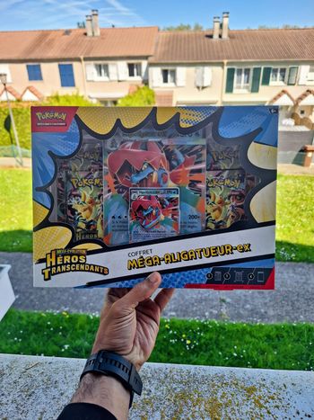 
Coffret Pokémon Méga-Évolution Héros Transcendants – Méga-Aligatueur EX – Neuf scellé