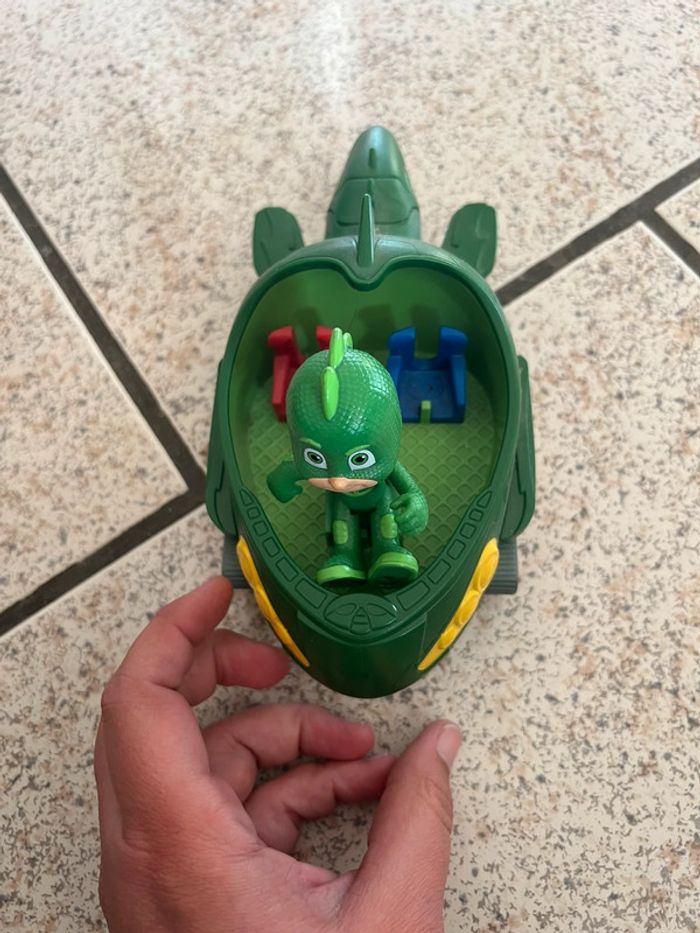 Voiture pyjamasque et personnage Gluglu