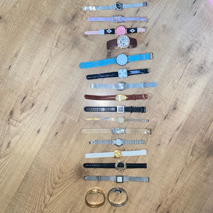 Lot de 18 montres (il faut changer les piles)