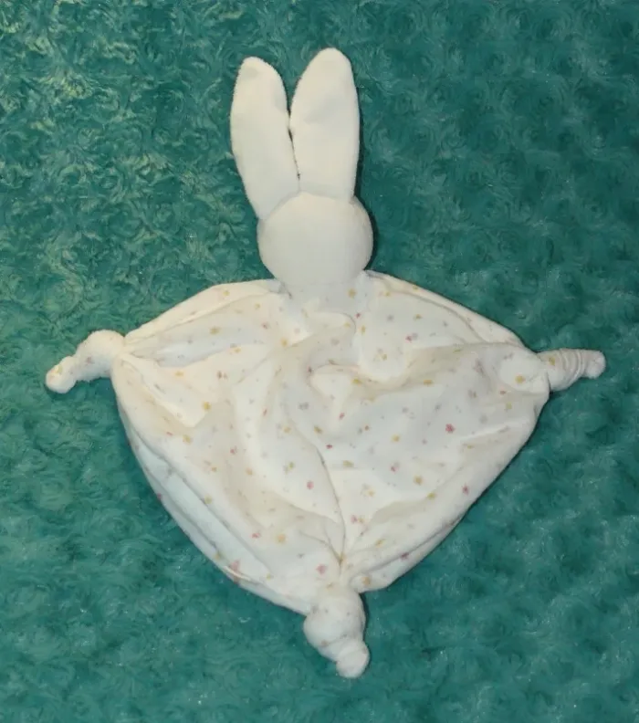 Doudou plat lapin blanc petites étoiles bouchara 🐰tbe - photo numéro 3