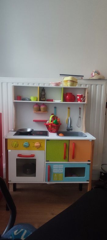 Cuisine en bois avec ses accessoires