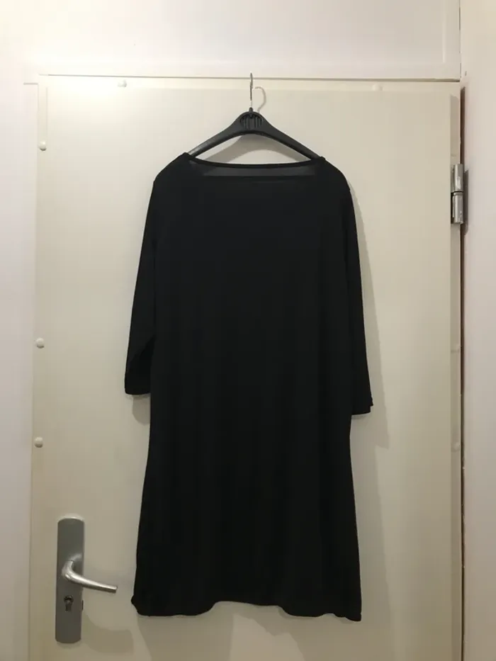 Robe noire col rond demie manches jusqu’au genoux T.U - photo numéro 4