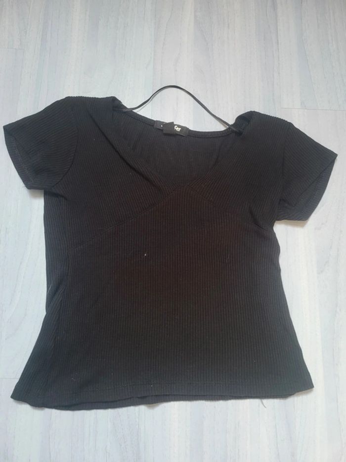 Superbe t shirt noir avec col V