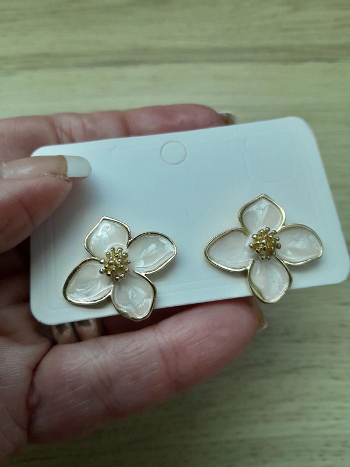Boucles d'oreilles fleurs, émaillées, blanches et dorées - photo numéro 2