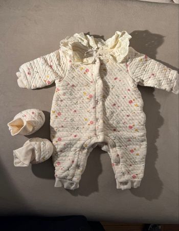 Ensemble avec chausson bébé neuf 1 mois 