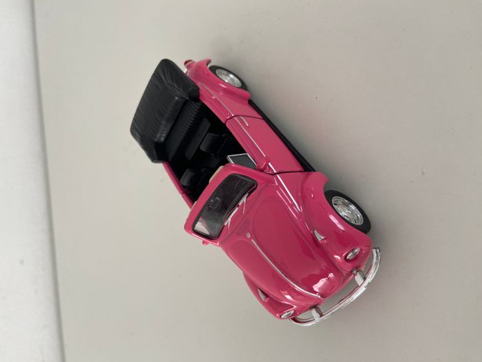 Voiture de collection volskwagen Beetle rose