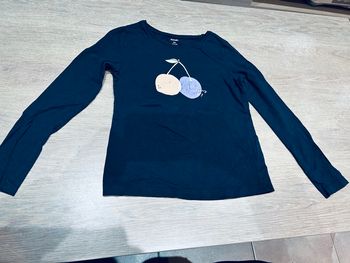 Teeshirt manches longues bleu marine motif cerises 8 ans 