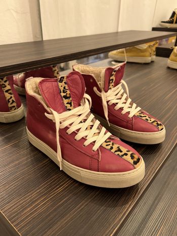 Baskets en cuir bordeaux Converse avec inserts léopard