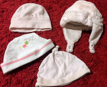 # Lot 4 bonnets bébé de 1 a 3 mois