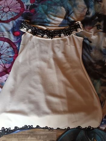 Robe blanche avec dentelle noire