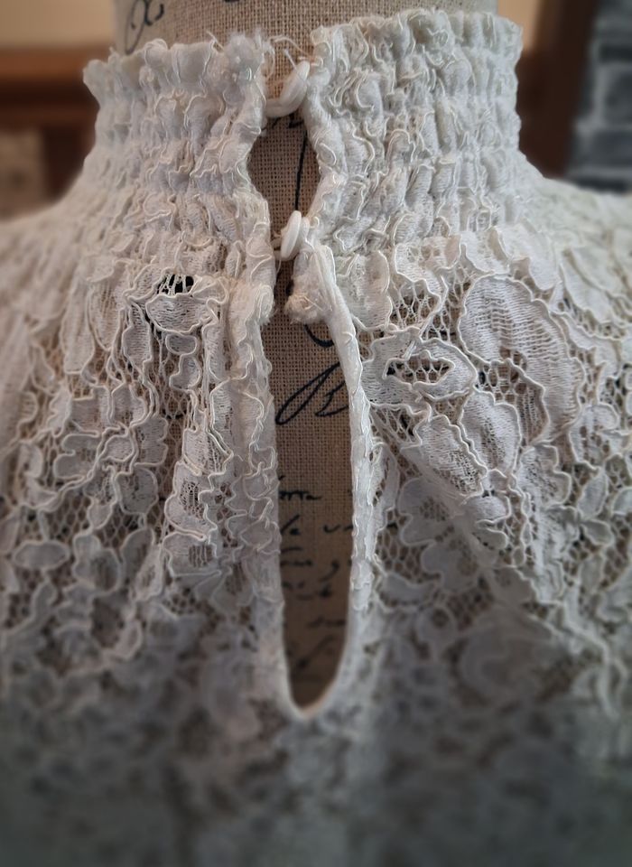 Blouse blanche courte tout en dentelle - photo numéro 7