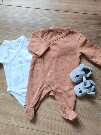 Ensemble naissance 1 mois Kiabi – body, pyjama et chaussons neufs