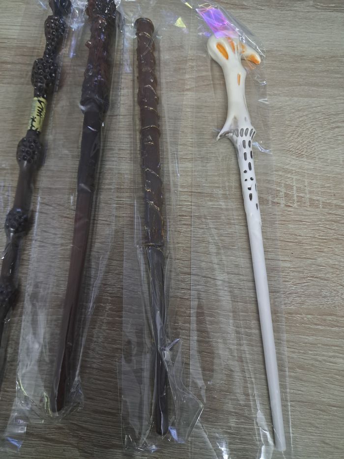 Lot de 4 baguettes Harry Potter vendu avec supports - photo numéro 7