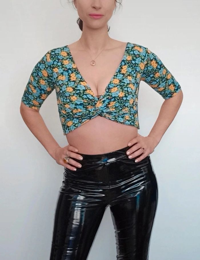 Top crop fleuri Stradivarius 38