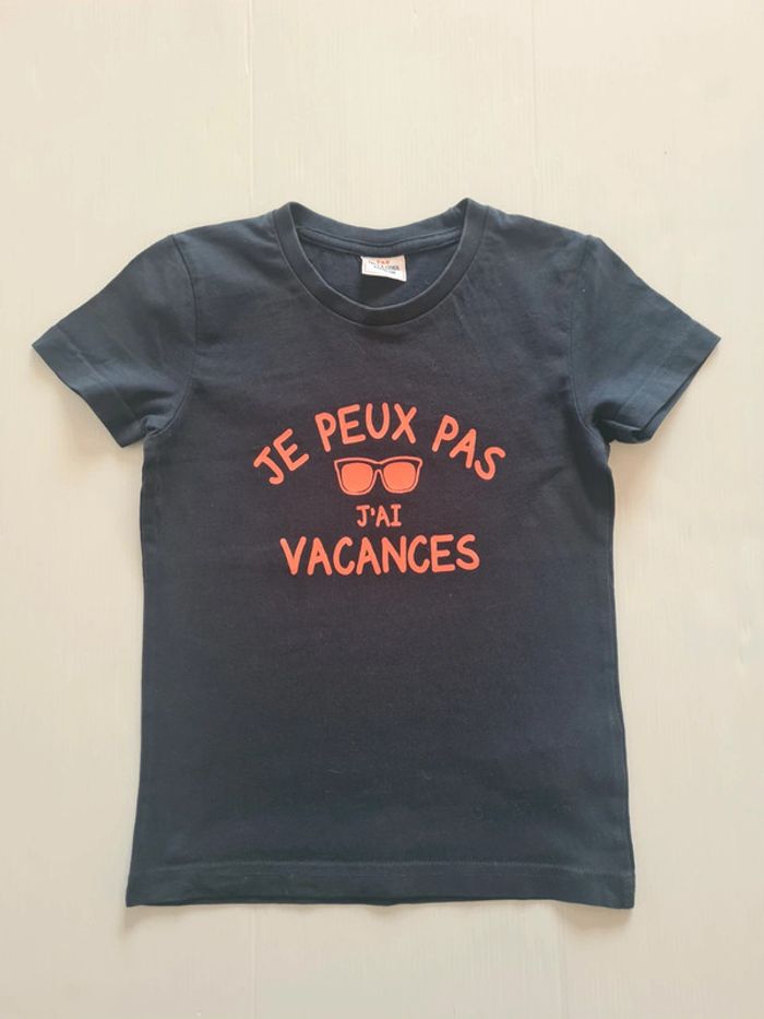 Tee-shirt bleu marine écriture "Je peux pas j'ai vacances" taille 4 ans
