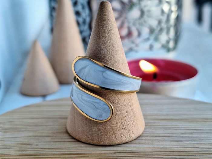 Bague Doré ouverte, avec du nacre blanc, Elégant et Minimaliste, Ajustable - photo numéro 4