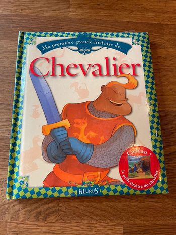 Livre Ma première grande histoire de Chevalier avec le petit théâtre du chevalier neuf