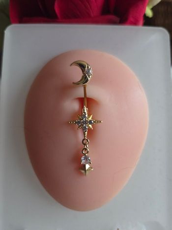 Piercing nombril abeille butineuse