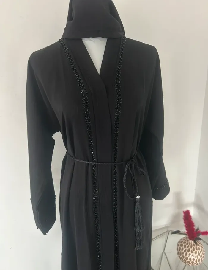 Sublime robe émiratie noire perlée neuve