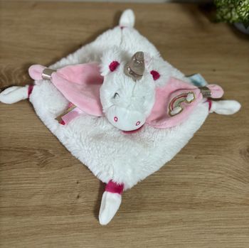 Neuf doudou plat licorne rose blanc arc en ciel babynat  baby nat ´