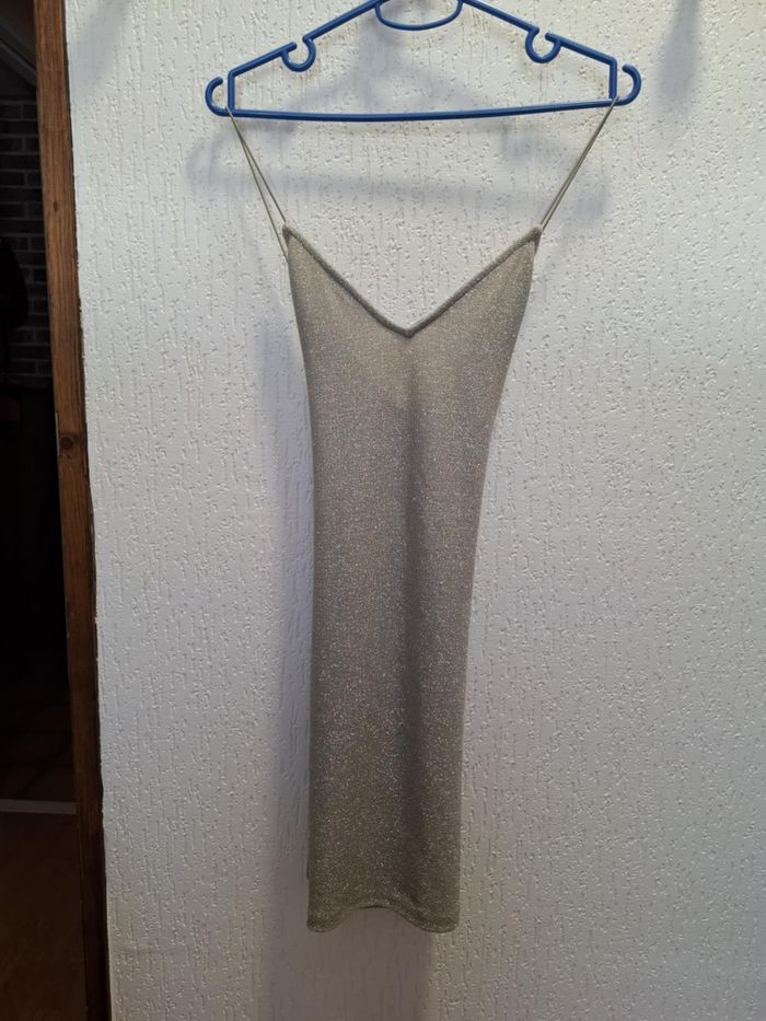 Jolie robe H&M moulante XS pailletée de soirée ou d'été fines bretelles très bon état - photo numéro 2