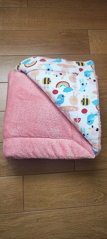 Petite couverture bébé imprimée animaux rose fait main 