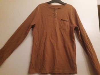 Tricot manches longues.