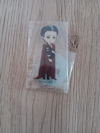 Petit standee twisted wonderland dir crowley
